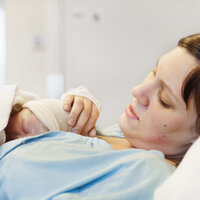 Bildet viser nyfødt baby.