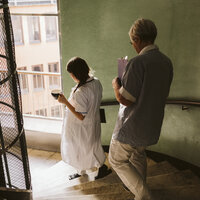 Bilde av sykepleierleder og lege i trapp