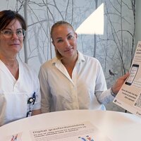 Karin Sjue (til venstre) og Trine Søndergaard Skov begynner jobben med å informere kollegene på Sykehuset i Vestfold slik at de kan veilede etterlatte om digital gravferdsmelding.