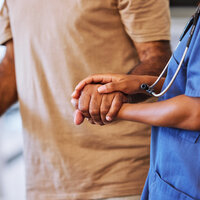 Bildet viser sykepleier som geleider eldre pasient