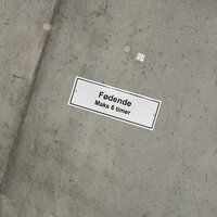 Bildet viser et skilt hengt opp utenfor kvinneklinikken i Bergen