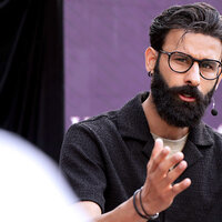 Bildet viser et bilde av artikkelforfatter Farhan Shah som snakker til en forsamling