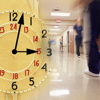 Bildet viser en klokke som er litt over tre og sykepleiere i en korridor