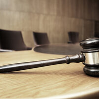 Bildet viser en klubbe på et bord i en rettssal