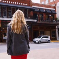 Bildet viser en kvinne som står med ryggen mot kamera.