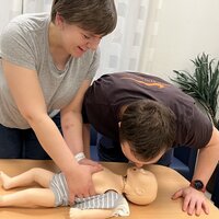 Bildet viser de nybakte foreldrene Kaisa Anna Wulff Sæther og Iver Andras Øistad som øver på hjerte-lunge-redning på en babydokke