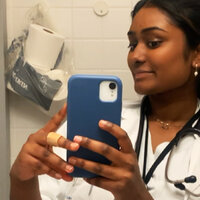 saya gajendran i uniform på jobb som pleieassistent