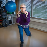 Bildet viser Randi Saltnes som løfter en vekt