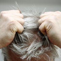 Bilde av mann som river seg i håret