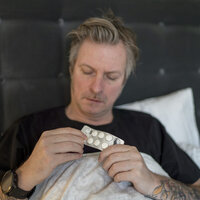 Bilde av mann som tar piller
