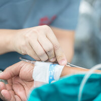 Pasient får væsketilførsel.