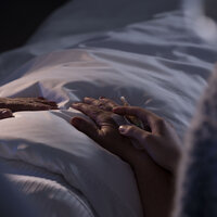 Holder døende pasient i hånden