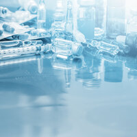 Bildet viser ampuller, sprøyter og piller.