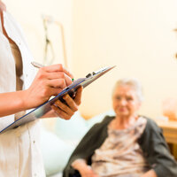 KRYSSER AV: Sykepleieren markerer i SAFE-skjemaet om det er endringer i pasientens helsetilstand, ved å krysse av for ulike alternativer.