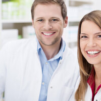 Bildet viser to farmasøyter 