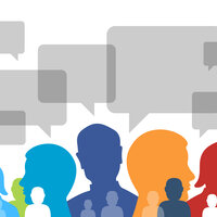 Silhuett av mange mennesker omgitt av pratebobler.