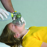 Bildet viser et barn som blir ventilert med maske-bag