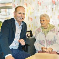 Sykehjemsleder Arnfinn Gisleberg og pasient på Lørenskog sykehjem 