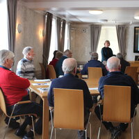 77-åringer som deltar på seniorseminar 14. februar 2019. Trine Solsta, som er geriatrisk sykepleier/kols- kontakt, snakker om temaet psykisk helse.