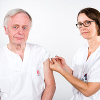 Bildet viser Egil Lindaas som får satt influensavaksine av Ragnhild Raastad.