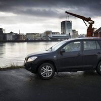 Bildet viser Børre Lekang og ungdom som øvelseskjører i Bodø