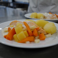 Bildet viser tallerken med varm middag på.