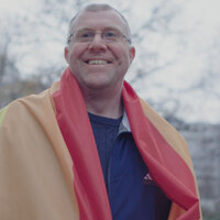 Bildet viser Ole Kristian Joten med et pride-flagg over skuldrene.