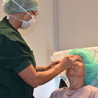 Bildet viser en sykepleier som gir injeksjon i øyet til en pasient