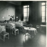 Bildet viser barn i en sykehussal.