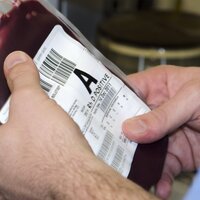 Bildet viser hender som holder en blodpose.